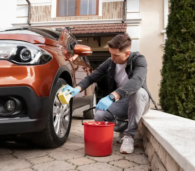 Lavage auto à domicile Vitré : professionnel intervenant sur un véhicule